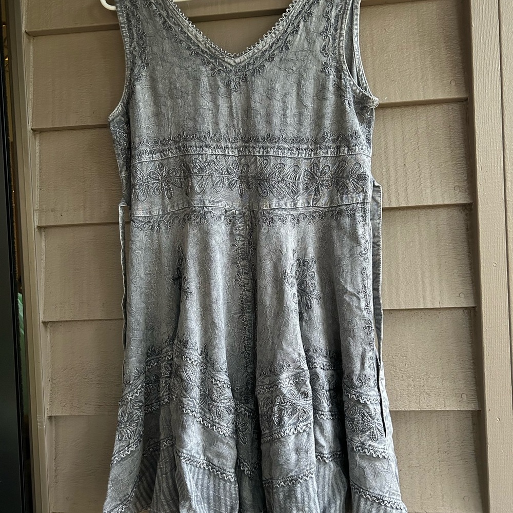 Sakkas gray embroidery dress sleeveless tie back handkerchief hem. Gray batik
